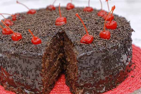 Bolo Chocolate Escuro Com Creme Chocolate Decorado Com Cerejas Placa — Fotografia de Stock