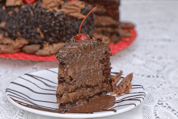 Rebanada Pastel Chocolate Recién Horneado Con Glaseado Chocolate Plato Blanco — Foto de Stock