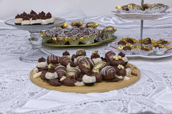 Verschillende Heerlijke Chocolade Snoepjes Keukentafel Achtergrond — Stockfoto