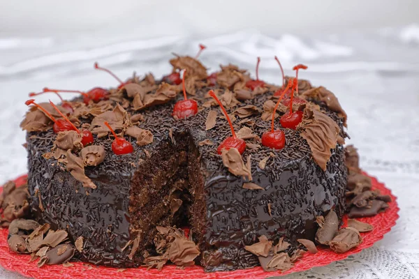 Свежеиспеченный Шоколадный Торт Какао Порошковой Глазурью Украшенный Вишней Красном Блюде — стоковое фото