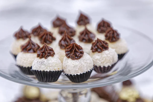 Weiße Kokos Praline Bonbons Auf Küchentisch Hintergrund — Stockfoto
