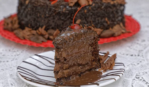 Rebanada Pastel Chocolate Recién Horneado Con Glaseado Chocolate Plato Blanco — Foto de Stock