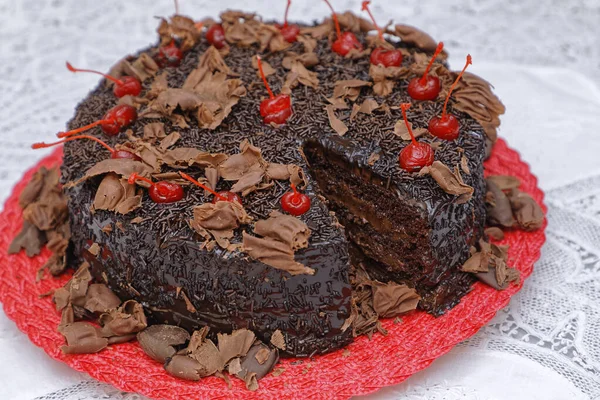 Bolo Chocolate Escuro Com Creme Manteiga Decorado Com Cerejas Placa — Fotografia de Stock