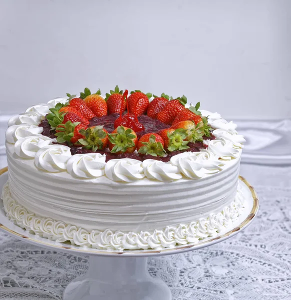 Białe Ciasto Bitą Śmietaną Truskawkami Białym Tle Stołu Kuchennego — Zdjęcie stockowe