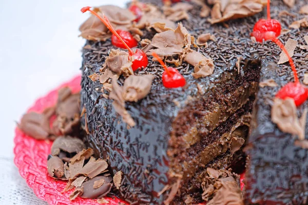 Gâteau Chocolat Noir Avec Crème Beurre Chocolat Décoré Cerises — Photo