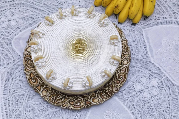 生クリームとバナナを背景にしたクリーミーなホワイトケーキ — ストック写真