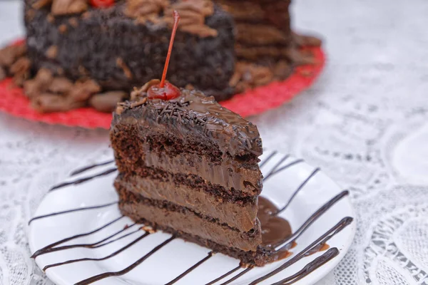 Morceau Gâteau Chocolat Frais Cuit Sur Plaque Blanche — Photo