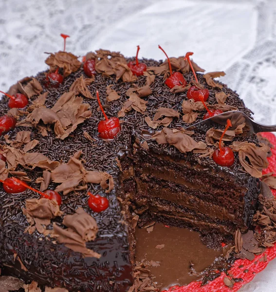 Gros Morceau Coupe Gâteau Chocolat Avec Spatule — Photo