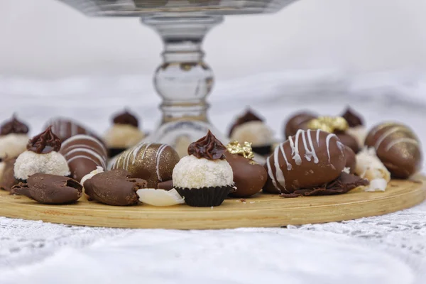 Caramelos Chocolate Leche Blanca Oscura Sobre Fondo Placa Madera — Foto de Stock