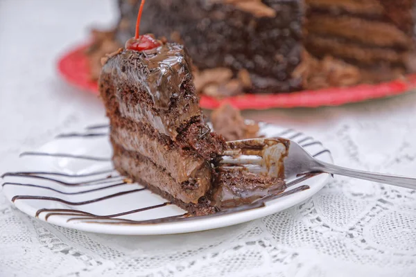 Primer Plano Pedazo Pastel Chocolate Recién Horneado Plato Blanco — Foto de Stock