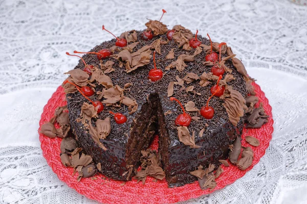 Gâteau Chocolat Noir Avec Crème Beurre Chocolat Décoré Cerises Sur — Photo