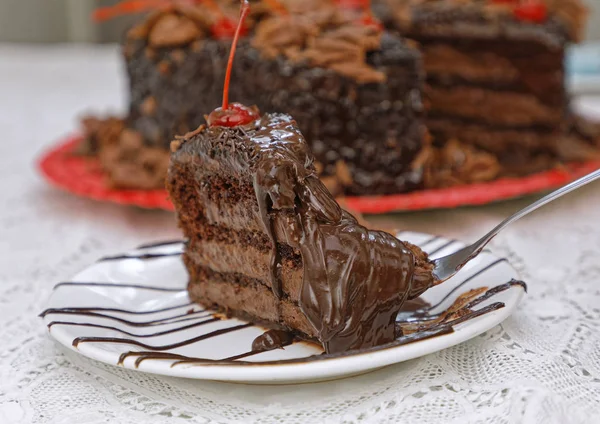 Primer Plano Pedazo Pastel Chocolate Recién Horneado Plato Blanco — Foto de Stock