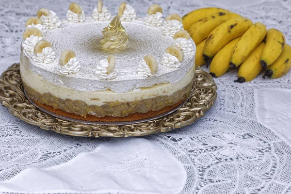 Bolo Branco Cremoso Com Chantilly Com Bananas Fundo — Fotografia de Stock