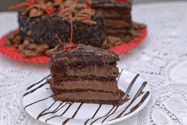 Pedazo Pastel Chocolate Recién Horneado Plato Blanco — Foto de Stock