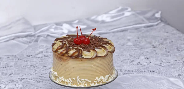 Gâteau Avec Glaçage Crème Beurre Décoré Cerises Sur Plaque Verre — Photo