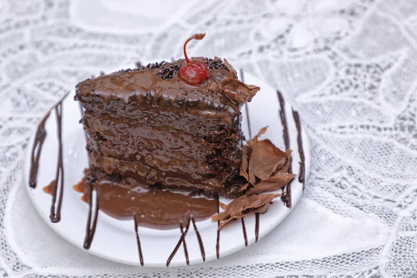 白盘上有巧克力釉料的新鲜烤巧克力蛋糕片 — 图库照片