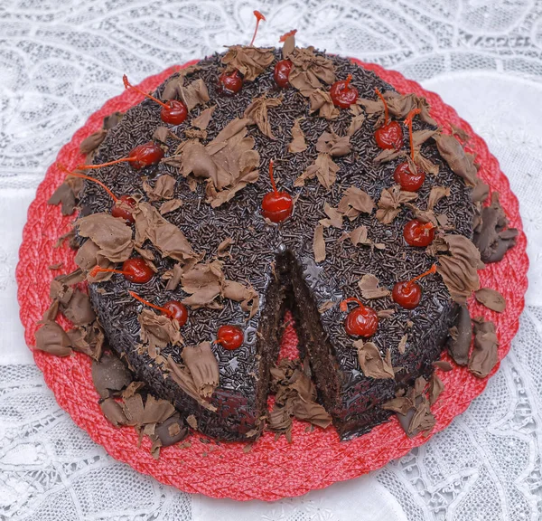 ダークチョコレートケーキにチェリーレッドプレートのバタークリーム — ストック写真