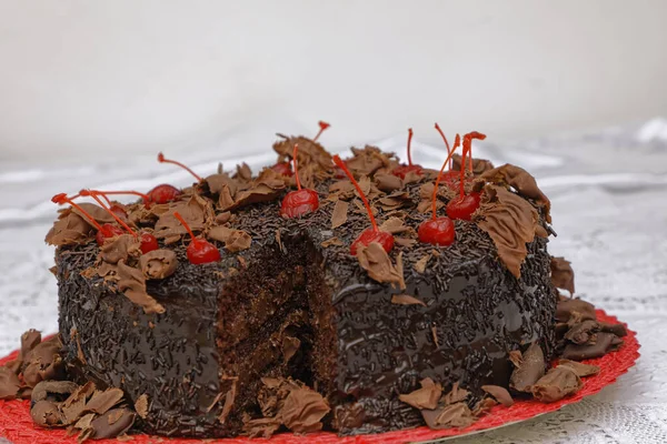 Close Chocolate Cake Chocolate Glaze Decorated Cherries — Stock Photo, Image