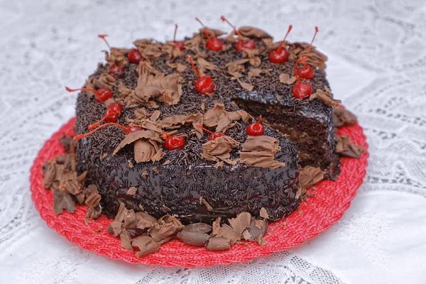 Frisch Gebackener Schokoladenkuchen Mit Kakaopulver Glasur Dekoriert Mit Kirschen Auf — Stockfoto