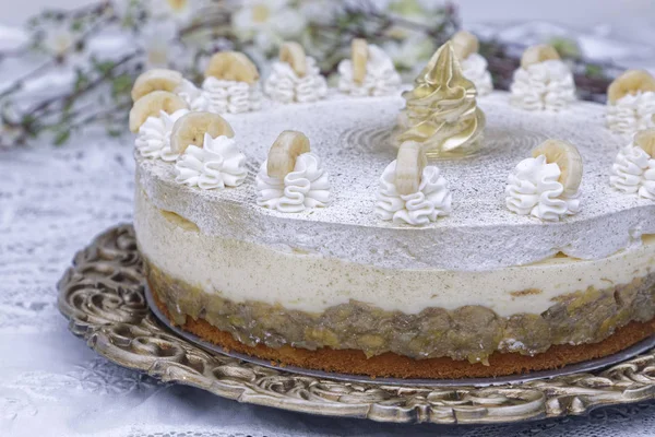 Torta Banana Cremosa Con Panna Montata Con Fette Banana — Foto Stock