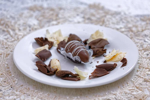 Schokolade Ovale Form Bonbons Mit Dunklen Und Weißen Schokoladenspänen — Stockfoto