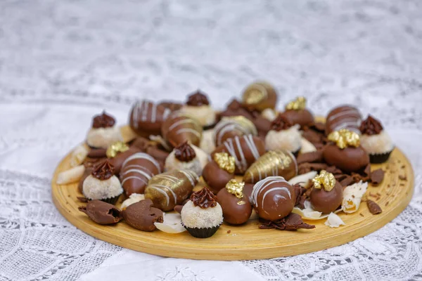 Doces Chocolate Branco Escuro Placa Madeira — Fotografia de Stock