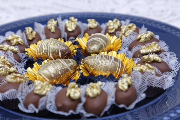 Doces Chocolate Com Esmalte Branco Nozes Douradas Placa Azul — Fotografia de Stock