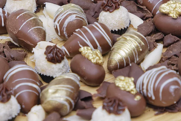 Doces Chocolate Placa Madeira Fundo Mesa Cozinha — Fotografia de Stock