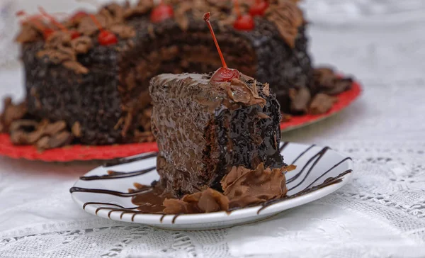 Stück Dunkle Schokoladenkuchen Mit Schokoglasur Auf Weißem Teller — Stockfoto