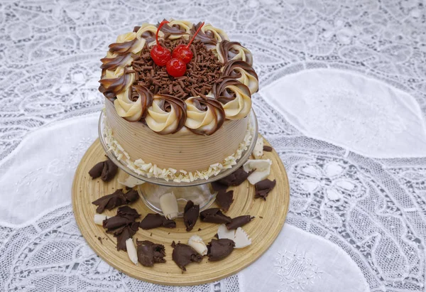 Boterroom Cake Met Glazuur Kersen Glasplaat — Stockfoto
