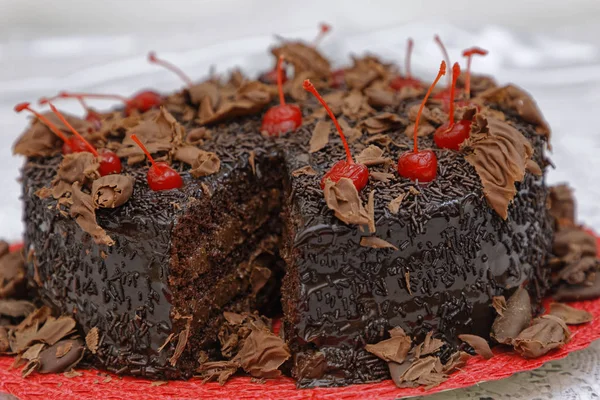 Primer Plano Pastel Chocolate Con Glaseado Chocolate Decorado Con Cerezas — Foto de Stock