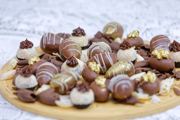 Diferentes Doces Chocolate Placa Madeira — Fotografia de Stock