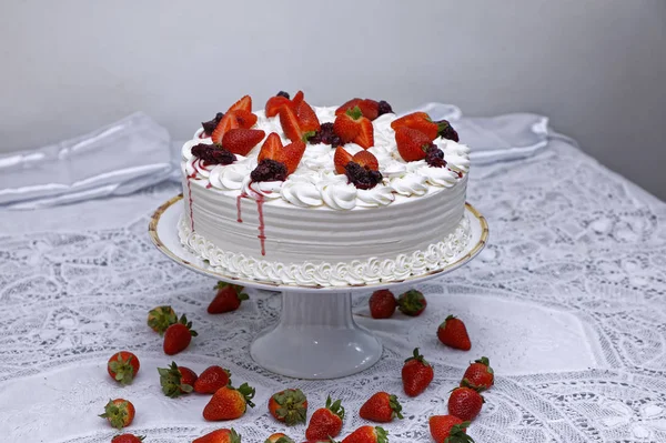 White Layer Cake Whipped Cream Strawberries White Plate — Stock Photo, Image