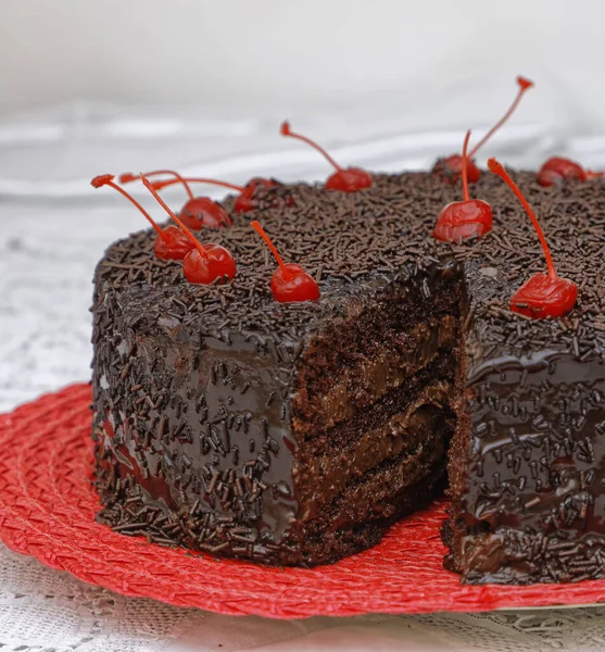 Шоколадний Торт Шоколадним Вершковим Кремом Прикрашений Вишнями Червоній Тарілці — стокове фото