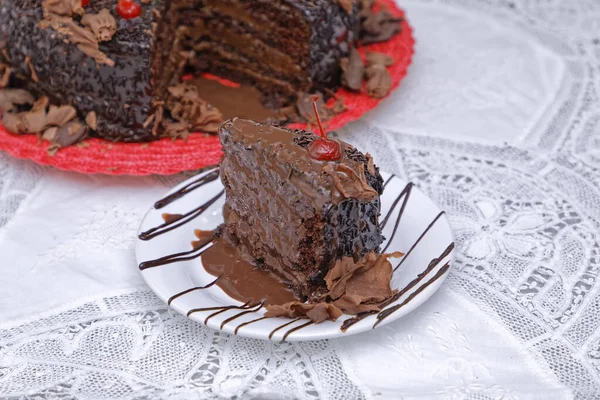 ホワイトプレートにチョコレート釉薬をかけたダークチョコレートケーキ — ストック写真