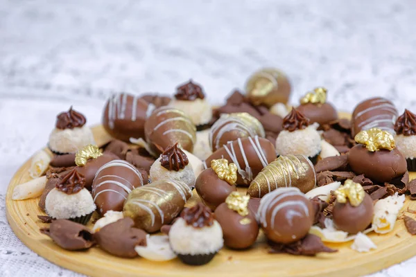 Doces Chocolate Branco Escuro Placa Madeira — Fotografia de Stock