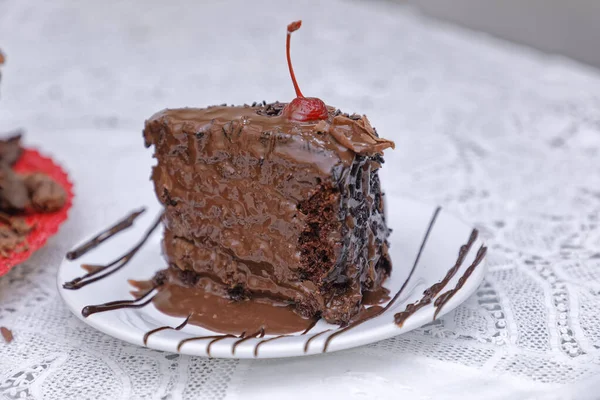 Sepotong Kue Coklat Hitam Dengan Coklat Glasir Piring Putih — Stok Foto