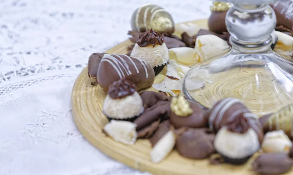 Lotes Doces Chocolate Escuro Branco Placa Madeira — Fotografia de Stock