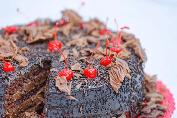 Nahaufnahme Von Schokoladenkuchen Mit Schokoladenbuttercreme Verziert Mit Kirschen — Stockfoto