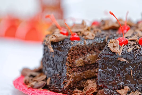 Gâteau Chocolat Frais Cuit Crème Beurre Décoré Cerises — Photo