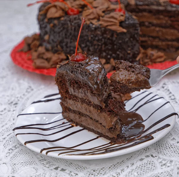 Nahaufnahme Von Frisch Gebackenem Schokoladenkuchen Auf Weißem Teller — Stockfoto