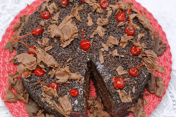 Kuchen Aus Dunkler Schokolade Mit Buttercreme Und Kirschen Auf Rotem — Stockfoto