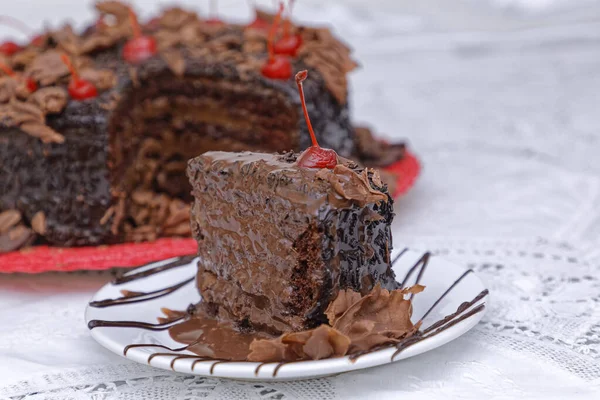 Morceau Gâteau Chocolat Noir Avec Glaçage Chocolat Sur Plaque Blanche — Photo