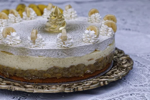 Pastel Plátano Cremoso Con Crema Batida Rodajas Plátano — Foto de Stock