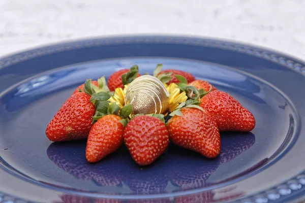 Strawberries Oval Chocolate Candy White Glaze Blue Plate — Stock Photo, Image