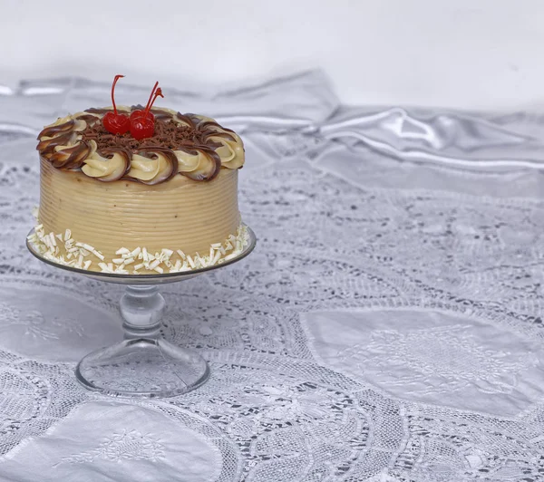 Торт Глазурью Вишней Стеклянной Тарелке — стоковое фото