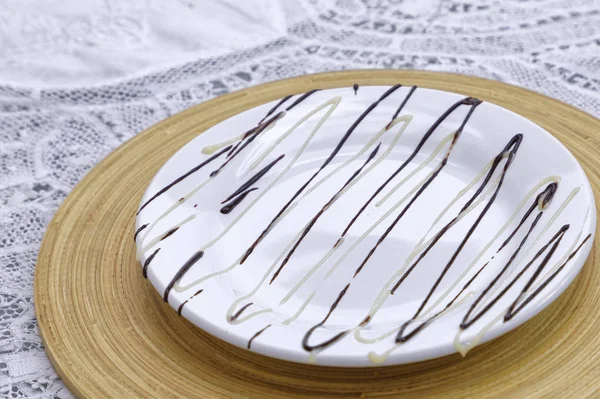 Milch Und Dunkle Schokoladenglasur Auf Weißem Teller Auf Hölzerner Zucht — Stockfoto