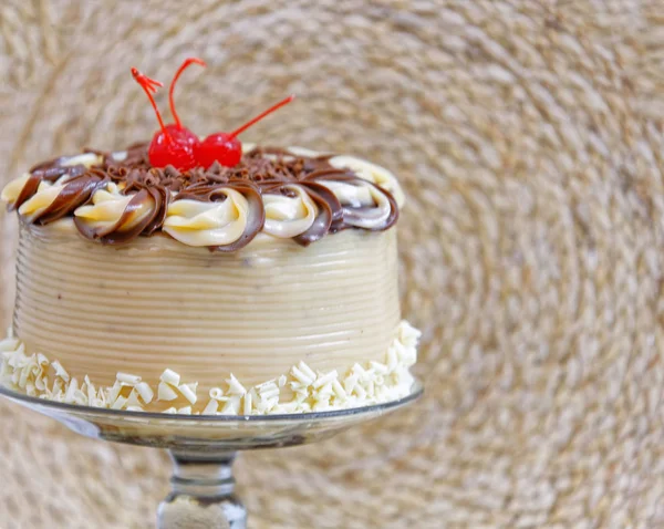 White Chocolate Cake Buttercream Frosting Cherries Glass Plate — 스톡 사진