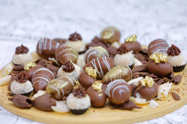 Doces Chocolate Branco Escuro Placa Madeira — Fotografia de Stock