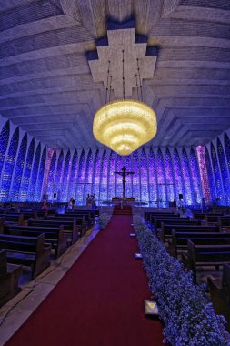 Brasilia, Brezilya - 27 Ağustos 2018: Dom Bosco Sığınak İçişleri - Brasilia, Distrito, İç kısımda koyu mavi renkli cam pencereler